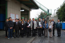 知事、所沢市長、県議会議員を囲んでの集合写真